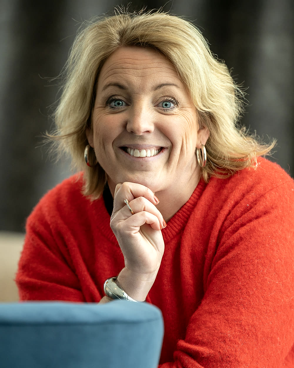 Jennie Bergius Eriksson sittande i en soffa, leende mot kameran
